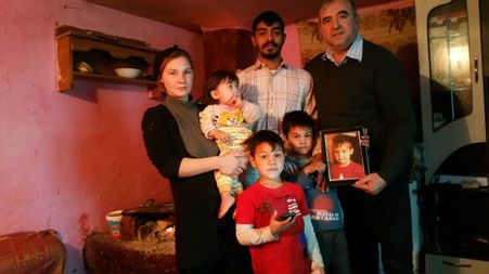familj där ett barn dog i en eldsvåda i december