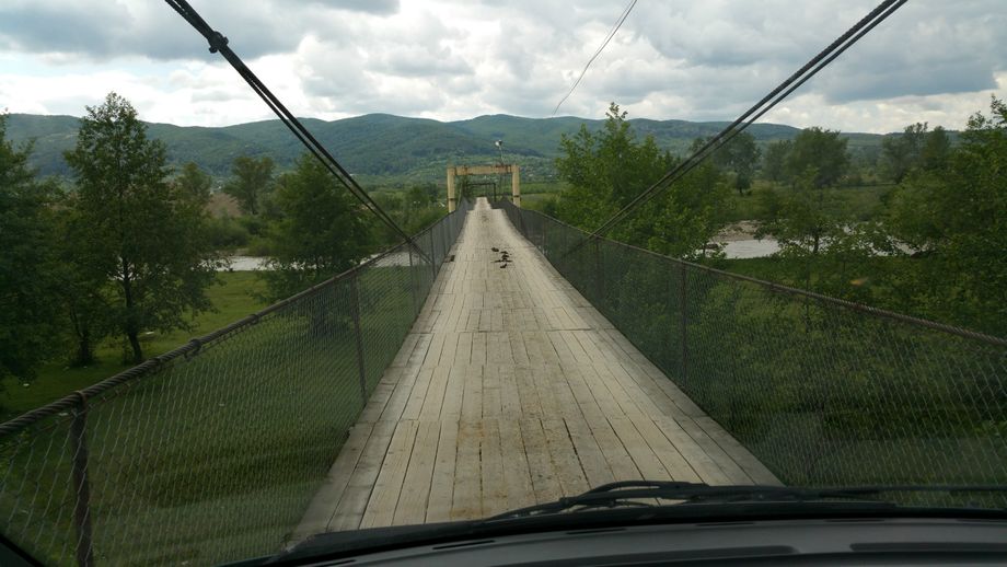 Farlig bro på väg till skolan